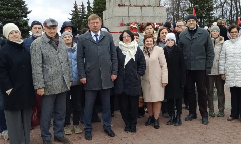 22 апреля состоялось возложение цветов к памятнику В.И. Ленина 