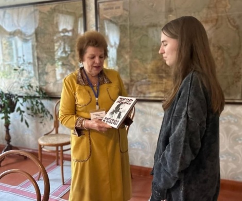Фаина Савенкова, почетная гостья Всероссийского книжного форума "Годы войны - века памяти", посетила Дом-музей В.И. Ленина  